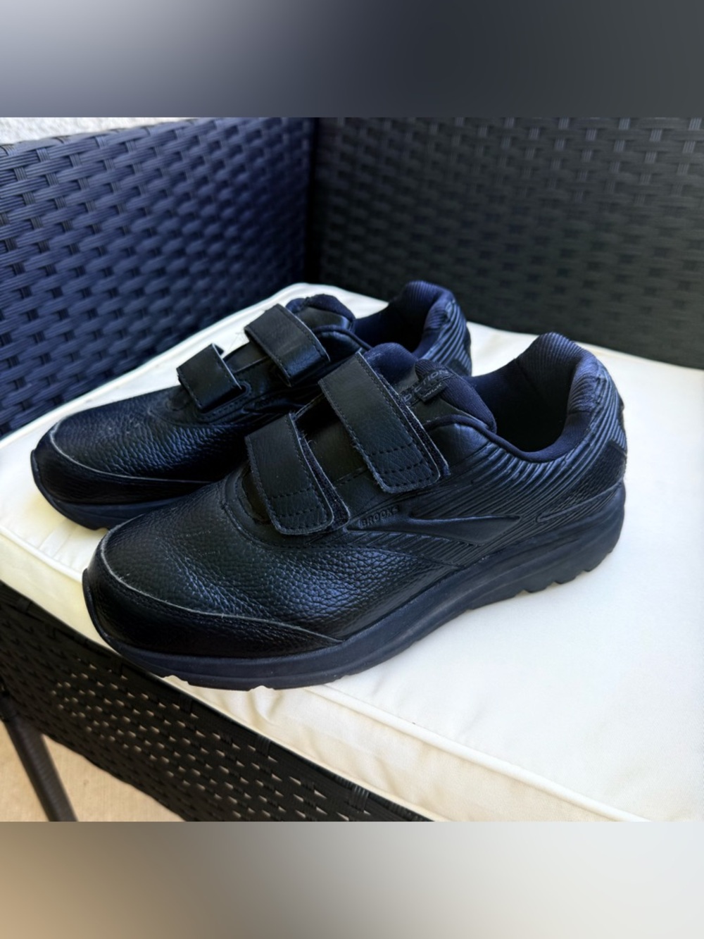 Brooks Addiction Walker V-Strap 2 Mens 8 Wide 2E Black Leather Walking Shoes